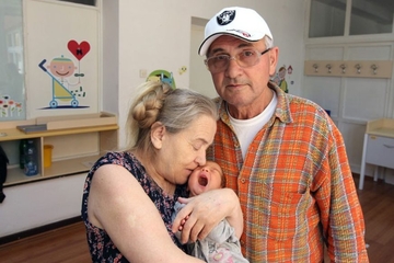 POSTALA MAJKA U 7. DECENIJI Atifa Ljajić (65) prije 5 godina na svijet donijela kćerku, a sada preživljavaju od 120 evra mjesečno