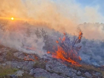 Požar kod Gacka ne jenjava: Vatrena linija duga do osam kilometara