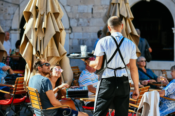 PLATA IDE DO 3.000 EVRA Potraga za sezoncima na Jadranu nikad veća