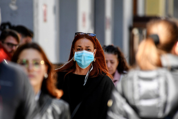 Vraćaju se maske na lica: Očekuje se novi talas korona virusa ove jeseni