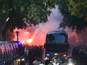 Bizarna greška: Navijači Barselone pomiješali autobuse i gađali vlastite fudbalere (VIDEO)