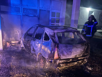 Gorio automobil, vozilo potpuno uništeno (FOTO)