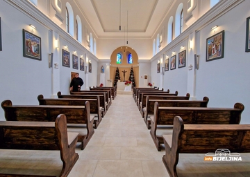 Katolici u Bijeljini proslavljaju Božić: Suština je širiti ljubav i toleranciju (FOTO)