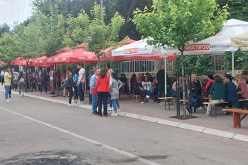 Noć na sjeveru KiM protekla mirno, Srbi se i dalje okupljaju ispred zgrada opština