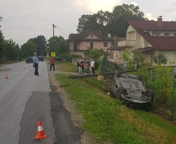 Vozilo završilo na krovu: Udes na putu Bijeljina - Brčko (FOTO) 