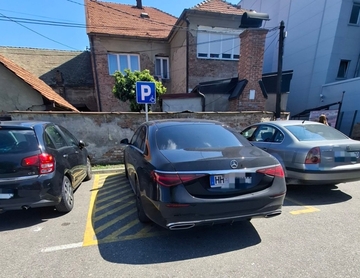 Bijeljina: Mercedes sa njemačkim tablama parkirao na mjesto za lica sa invaliditetom