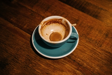 Kako ukloniti smeđe mrlje od kafe i čaja sa šolja