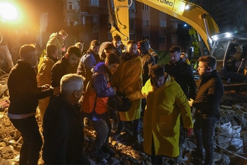 Očajnička potraga za preživjelima u zemljotresu i dalje traje, zgrade srušene do temelja (VIDEO)