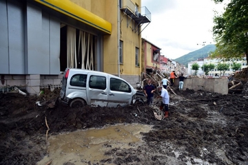 Poginulo najmanje 40 ljudi u poplavama u Turskoj