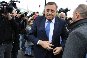 Dodik na suđenju čitao knjigu, saslušani bivši direktori Službenog glasnika