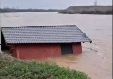 Vikendica PLUTA RIJEKOM BOSNOM, dok voda uništava priobalna područja