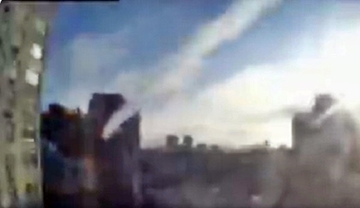 Snimljen trenutak udara projektila u stambenu zgradu u Kijevu (VIDEO)
