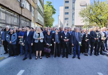 Mirnom šetnjom i polaganjem cvijeća obilježeno 34 godine od zločina u Dobrovoljačkoj ulici