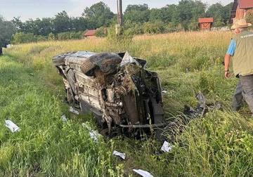 Nezgoda kod Bijeljine: Automobil se prevrnuo, vozača odvezla Hitna