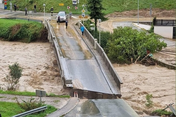 Pokušao preći preko nabujale rijeke, most se urušio (VIDEO)