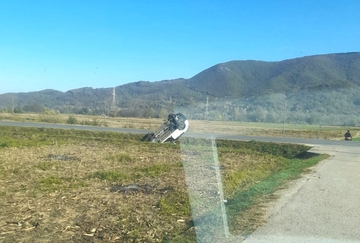 Nezgoda kod Zvornika, automobil završio na krovu 