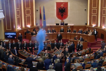 Ponovo haos u albanskom parlamentu, sukobili se poslanici i obezbjeđenje