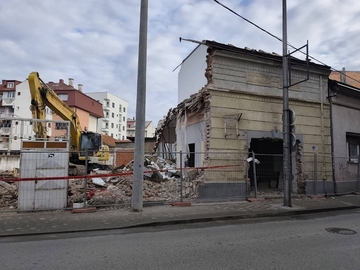 Stari centar Bijeljine više nije što je nekad bio: Zgrade pretvorene u ruševine  (FOTO)