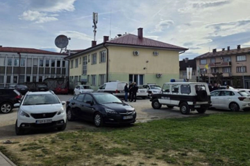 Određen pritvor majci osumnjičenoj da je bacila trudnu kćerku s balkona