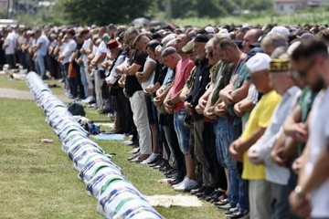 U Potočarima obilježena godišnjica zločina nad Bošnjacima, ukopano 30 žrtava