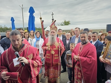 Mitropolit Fotije služio liturgiju u Suvom Polju: Krst je znak sile i pobjede života