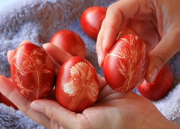 Tradicionalno farbanje jaja u lukovini: Stari recept i trikovi baka za najljepša uskršnja jaja