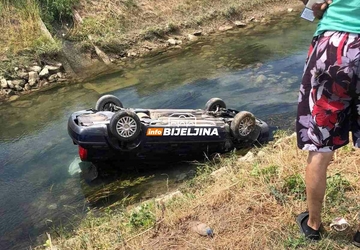 Bijeljina: Automobilom sletio u kanal
