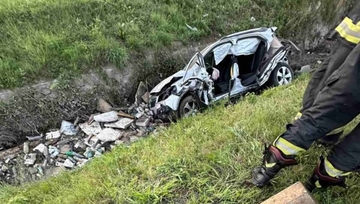 Voz naletio na automobil kod Loznice: Vozilo od siline udarca završilo u kanalu i zapalilo se