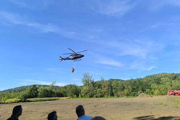 Požar kod Teslića stavljen pod kontrolu, helikopter i dalje dejstvuje
