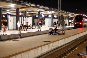 Demonstranti u Beogradu se povukli sa pruge pred policijom