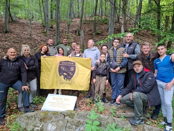 Članovi PU “Panteri” Bijeljina i lovci “Busije” mermernom pločom obilježili izvor Hajdučka voda