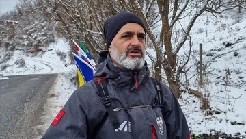 Hrabri čovjek ne odustaje: Enver sahranio majku, pa nastavio put prema Meki