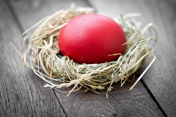 Prvo Vaskršnje jaje ČUVA OD ZLA I BOLESTI: Šta treba uraditi sa prošlogodišnjom čuvarkućom?