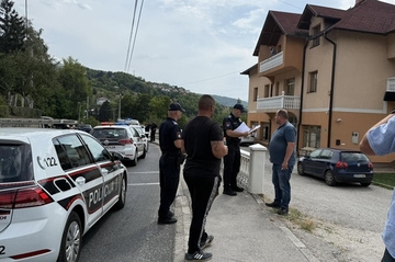 Poljoprivrednici krenuli tratorima pred zgradu Vlade KS, policija ih zaustavila i zabranila okupljanje