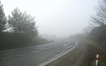 Kolovozi su vlažni i klizavi, magla smanjuje vidljivost