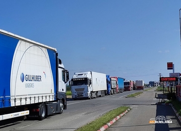 Kolaps kod Bijeljine: Sanitarni inspektor juče nije radio, danas ga dočekala gužva (FOTO)