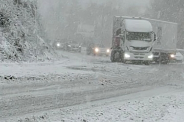 Dijelovi Srbije pod debelim snijegom, zavejani mnogi putevi (VIDEO)