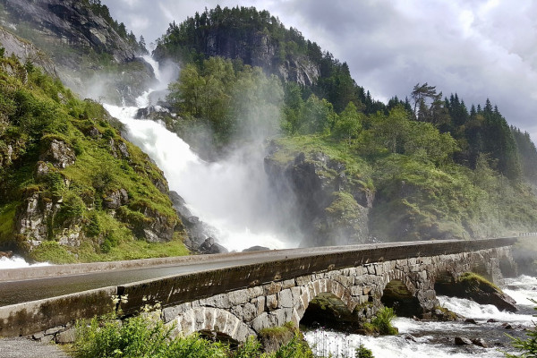 Nevjerovatan snimak vožnje po putu koji prolazi kroz vodopad