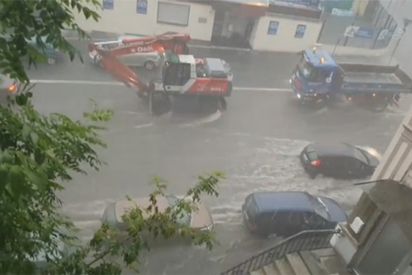 Nevrijeme pogodilo Njemačku: Otkazani letovi, saobraćaj u kolapsu