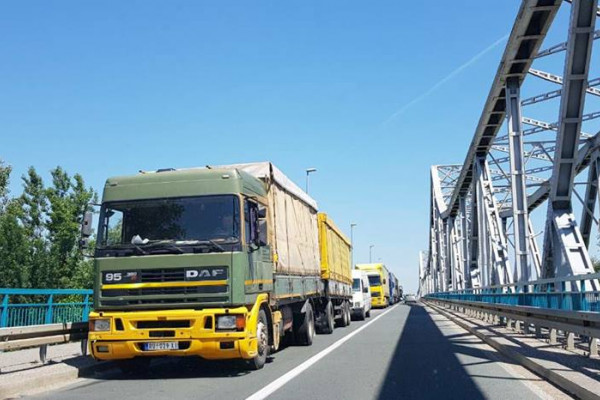 Kamioni na Sremskoj Rači čekaju dva sata