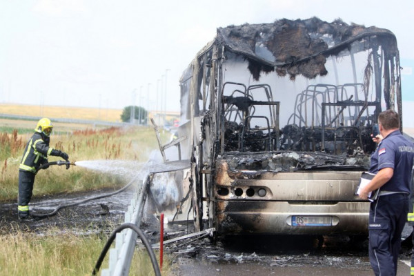 Izgorio hrvatski autobus, putnici spasavali živu glavu