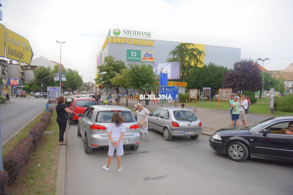 Građani Bijeljine protestuju zbog poskupljenja goriva, blokirali ulice u centru