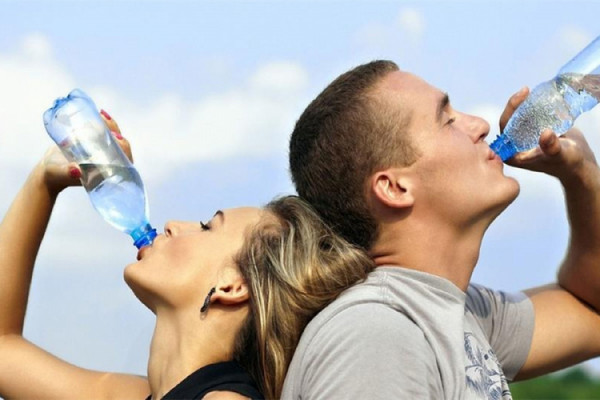 Devet znakova koji ukazuju da trebate piti više vode