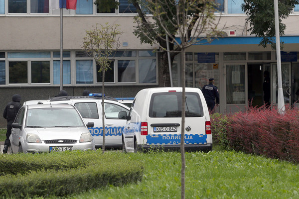 Priveden vozač koji je tokom protesta “pretresao” vozilo Hitne pomoći