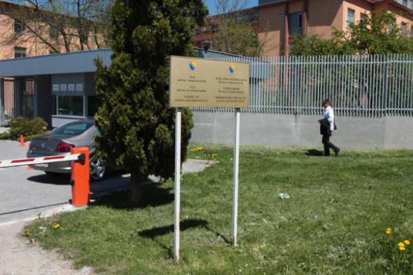 Optuženi za zločine vještak u istom sudu