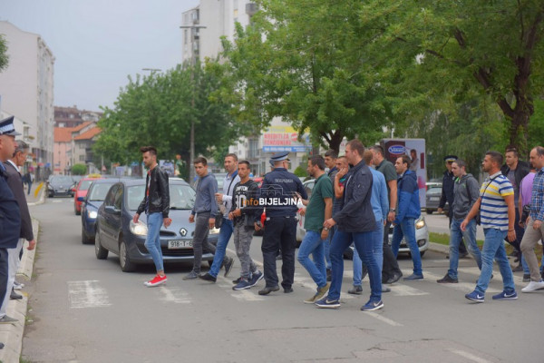 Policija u Bijeljini spriječila blokadu saobraćajnica /FOTO/
