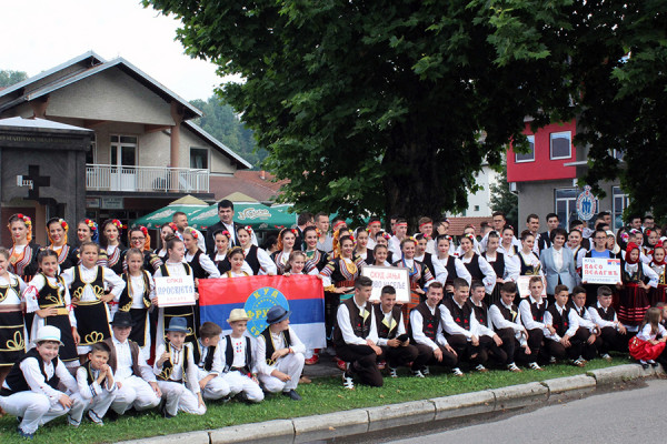 Manifestacija “Folklorom do pomirenja” održana u Loparama