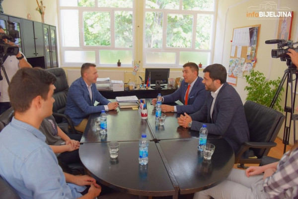 Igor Dodik posjetio Gimnaziju "Filip Višnjić" u Bijeljini /FOTO/