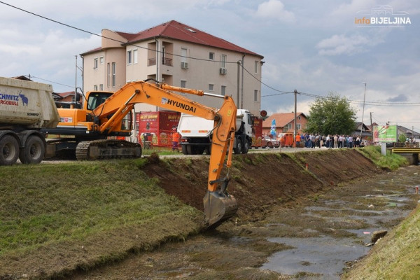 Počeli radovi na uređenju kanala Dašnica /FOTO/