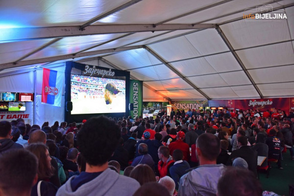 Bijeljina uz "Orlove", Gradski trg prepun navijača /FOTO/